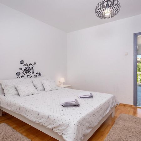 Beautiful Apartment In Malinska With Kitchen Ngoại thất bức ảnh