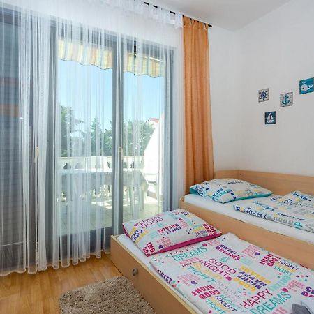 Beautiful Apartment In Malinska With Kitchen Ngoại thất bức ảnh