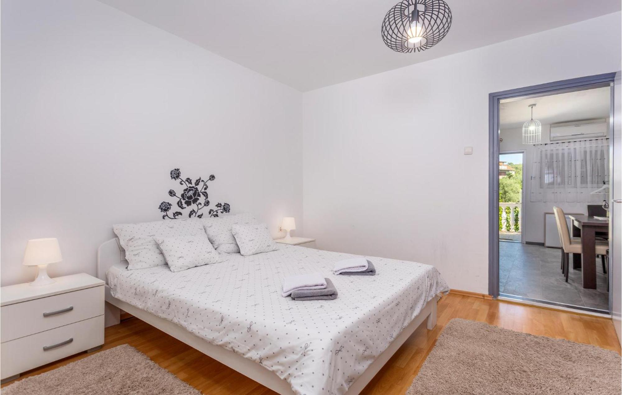 Beautiful Apartment In Malinska With Kitchen Ngoại thất bức ảnh